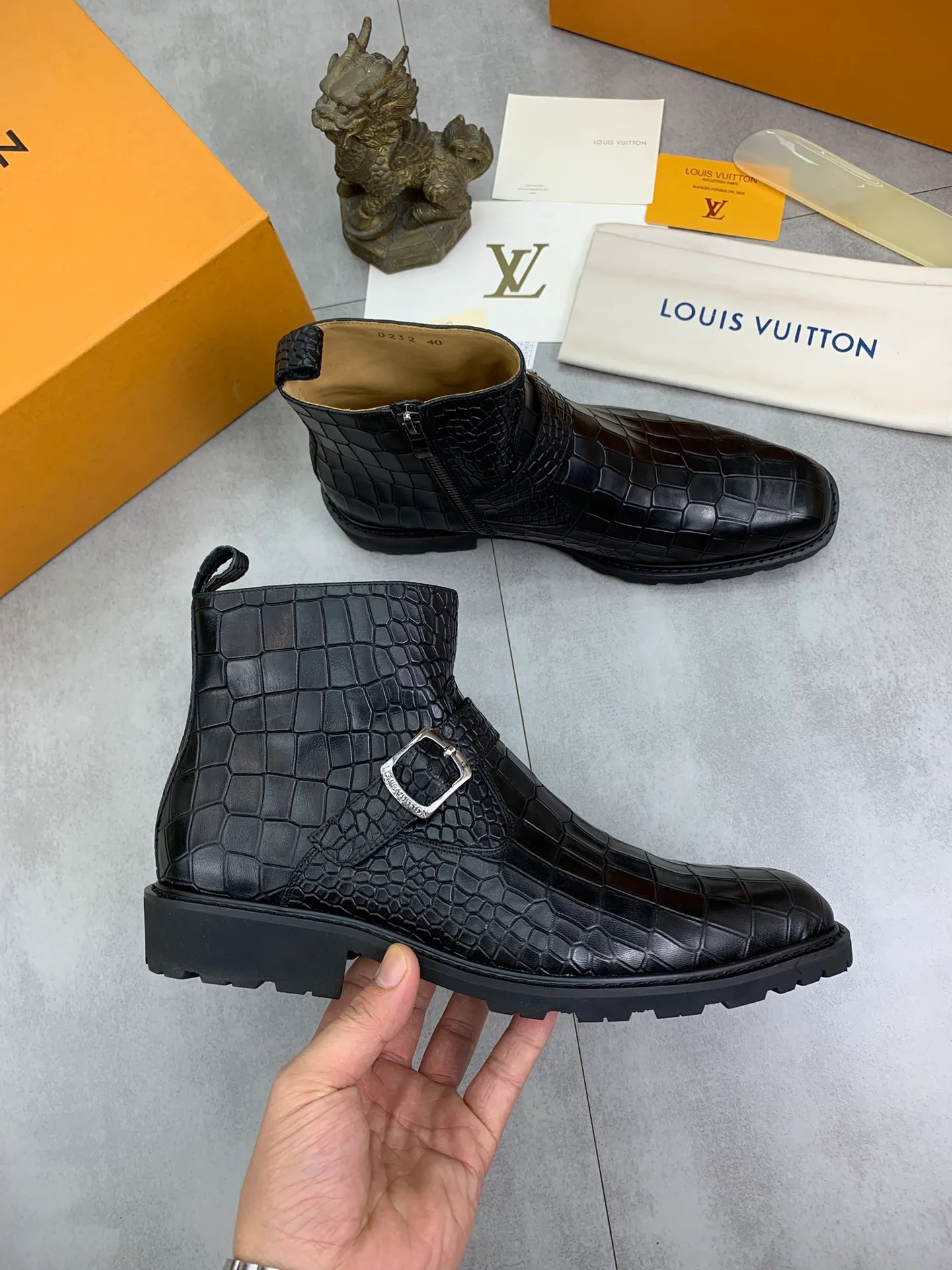 Men's shoes 💰P640 💰【New】🆘Water-dyed cow lining LV Louis Vuitton business high-top leather shoes, made of original imported Italian 🇮🇹 open-edge bead-rubbed open-edge bead cowhide, full cowhide lining, carefully handmade by professional shoemakers, the original version is specially designed for wear-resistant outsole. Standard code: 38-45 3⃣️color🉑️select